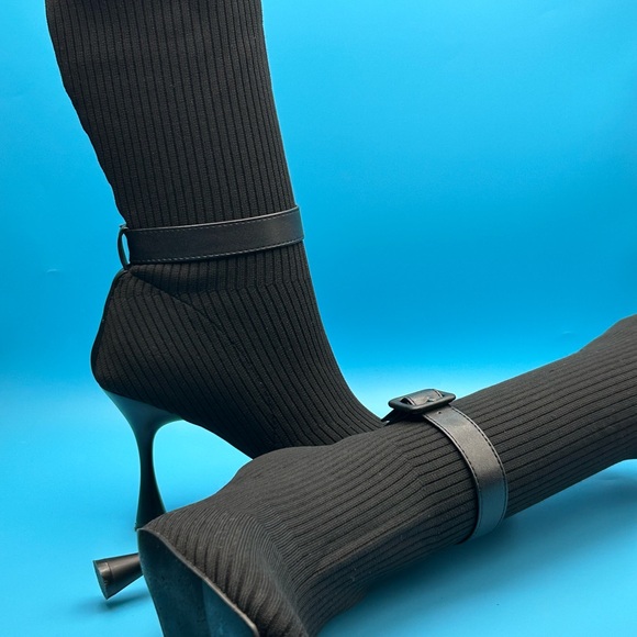 Black Booties w/ Buckle Size 9 NWOT - Picture 5 of 15